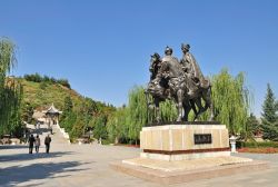 Turisti nei pressi delle statue di bronzo alle tombe di Wang Zhaojun a Huhanye a Hohhot, Cina - © Nokuro / Shutterstock.com