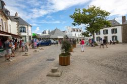 Turisti nel centro bretone di Carnac, Francia. Il borgo antico di questa cittadina è un luogo di incontri per eccellenza anche durante i giorni di mercato - © Victor Maschek / Shutterstock.com ...