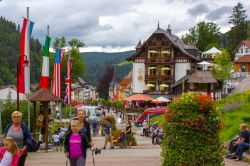 Turisti nel centro della cittadina tedesca di Triberg, regione di Schwarzwald  - © Drozdowski / Shutterstock.com