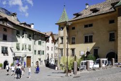 Turisti nel centro di Caldaro, Trentino Alto Adige. Siamo nel sud Tirolo sulla celebre Strada del Vino dove non mancano vecchie case del XVII° secolo - © Peter Probst / Shutterstock.com ...