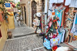 Turisti nel centro di Chania, isola di Creta, con negozi di souvenir - © Tupungato / Shutterstock.com 