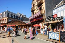 Turisti nel centro di Etretat, Francia. Qui si concentrano i ristoranti e gli esercizi commerciali della località affacciata sulla Manica - © Elena Dijour / Shutterstock.com 