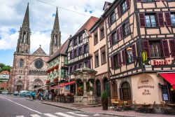 Turisti nel centro di Obernai, Francia, con la chiesa di San Pietro sullo sfondo - © 255047545 / Shutterstock.com