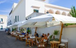 Turisti nel dehors di un bar di fronte al mare a Santa Maria di Leuca, provincia di Lecce, Puglia - © Gimas / Shutterstock.com