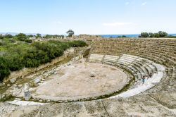 Turisti nel suggestivo anfiteatro di Salamina, Famagosta, Cipro Nord - © Anton Kudelin / Shutterstock.com