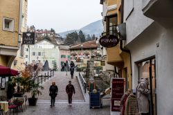 Turisti nella piazza del centro storico di Ortisei, provincia di Bolzano, Trentino Alto Adige - © Emiliano_Migliorucci / Shutterstock.com