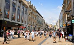 Turisti passeggiano lungo High Street nel centro storico di Oxford, Inghilterra. Questa via si snoda tra Carfax e Magdalen Bridge. Viene spesso chiamata The High - © Lucian Milasan / Shutterstock.com ...