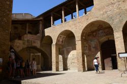 Turisti passeggiano nel centro storico di San Gimignano, provincia di Siena, Toscana - © Stefano Ember / Shutterstock.com