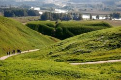 Turisti passeggiano nel sito archeologico di Kernave, Lituania. La città è citata la prima volta nel 1279 quando venne scelta come sede dell'Ordine Teutonico.
