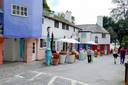 Turisti passeggiano per il villaggio di Portmeirion, Galles, UK. Siamo nella contea di Gwynedd dove sorge questo borgo in stile palladiano progettato da sir Clough Williams-Ellis - © Oscar ...