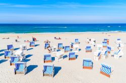 Turisti prendono il sole sulle sdraio di vimini sulla spiaggia del villaggio di Kampen, Sylt, Germania - © Pawel Kazmierczak / Shutterstock.com