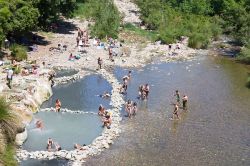 Turisti provano il benessere delle Terme di Petriolo in Toscana