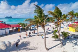 Turisti si divertono in una giornata di sole sulla spiaggia del resort Princess Cays a Eleuthera, Bahamas - © byvalet / Shutterstock.com