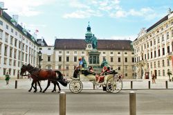 Turisti su di una carrozza in centro a Vienna, davanti ad Hofburg, il Palazzo Invernale - © b-hide the scene / Shutterstock.com