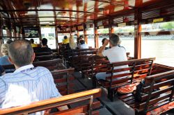 Turisti su una bumboat per un interessante tour alla scoperta della città. Fra le aziende che propongono queste crociere c'è la Singapore River Cruises che porta nel tratto ...