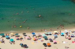 Turisti su una spiaggia di Pizzo Calabro, Calabria, in estate.



