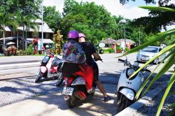 Turisti su uno scooter nella città di Pai, regione dei Mae Hong Son (Thailandia) - © Wannee_photographer / Shutterstock.com