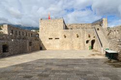 Turisti sui bastioni della Fortezza del Mare nella città vecchia di Herceg Novi, Montenegro. A volerne la fondazione su il re bosniaco Tvrtko - © Katsiuba Volha / Shutterstock.com ...
