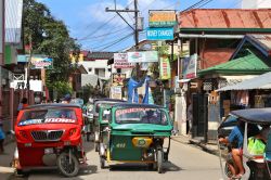 Turisti sui taxi triciclo nella cittadina di El Nido, Palawan (Filippine). Sei milioni di stranieri hanno visitato le Filippine nel corso del 2016 - © Tupungato / Shutterstock.com