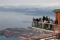 Turisti sul monte Narviksfjellet a Narvik, Norvegia - Uno dei panorami più incantevoli sulla città di Narvik si può ammirare dalla cima del monte Narviksfjellet, conosciuto ...