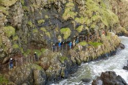 Turisti sul sentiero dei Gobbins, percorso spettacolare a Larne sulla costa nord orientale in Irlanda