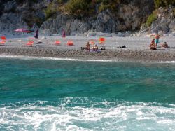 Turisti sulla spiaggia dei Gabbiani nel tardo pomeriggio, Scario, Campania. A lambire le coste di questo angolo del Cilento sono le acque limpide del Golfo di Policastro - © Lucamato / ...