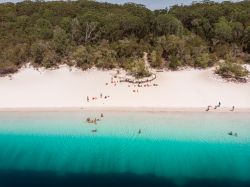 Turisti sulla spiaggia del Lago Mckenzie all'interno di Fraser Island in Australia, costa orientale