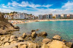 Turisti sulla spiaggia di Blanes in una giornata di sole, Costa Brava, Spagna. Da questa località comincia la Costa Brava: per questo motivo Blanes è chiamata anche Porta della ...