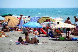 Turisti sulla spiaggia di Estepona, Malaga, Spagna, con gli ombrelloni colorati - © Caron Badkin / Shutterstock.com