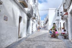 Turisti per le vie di Tarifa, Spagna. Fondata dai greci, questa città è stata la prima colonia romana in Spagna - © roberaten / Shutterstock.com