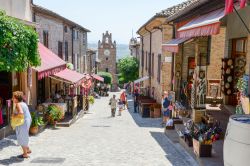 Turisti tra i negozi di souvenir del centro del borgo di Gradara - © Stefano Ember / Shutterstock.com