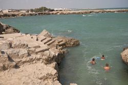 Turisti tra le rocce di San Foca in estate: siamo in puglia, costa adriatica - © simona flamigni / Shutterstock.com