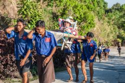 Turisti trasportati da uomini birmani alla pagoda di Kyaiktiyo, Myanmar. Questo luogo di pellegrinaggio si trova a 1100 metri di altezza sul livello del mare - © SIHASAKPRACHUM / Shutterstock.com ...