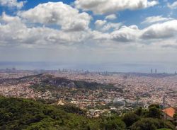 Turò de Rovira, uno dei migliori punti panoramici di Barcellona, Spagna. Da questo luogo,  nel Parco del Guinardo' la vista sulla città catalana è una delle più ...