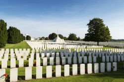 Tyne Cot Cemetery, Ypres (Belgio): attualmente sono circa 12000 i corpi dei soldati inglesi e del Commonwealth sepolti nel cimitero Tyne Cot, mentre di molti altri mai ritrovati esistono solo ...