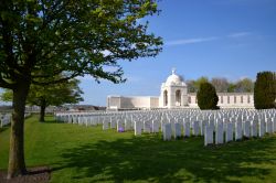 Cimitero Tyne Cot: il Tyne Cot Commonwealth War Graves Cemetery and Memorial to the Missing, non lontano da Ypres, è il più grande cimitero di soldati britannici al mondo.