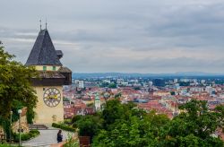 L'Uhrturm, la Torre dell'Orologio alta 28 metri, è uno dei simboli di Graz, Austria. Fu costruita nel XVI secolo.