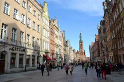 Ulica Długa, Danzica: è la strada del passeggio per eccellenza del capoluogo della Pomerania. Fu in gran parte distrutta durante la seconda guerra mondiale ed oggi, restituita allo ...