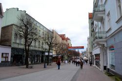 Il passeggio su Ulica Bohaterow Monte Cassino: nel periodo di alta stagione, in concomitanza con l'estate, la strada del passeggio per eccellenza di Sopot si riempie di vita, animandosi ...