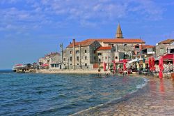 Umag (Umag) Croazia: il lungomare della cittadina istriana presso il centro storico.