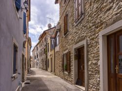 Umago: uno scorcio del centro storico della località turistica sulla penisola dell'Istria, Croazia - foto © Igor Marx / Shutterstock.com