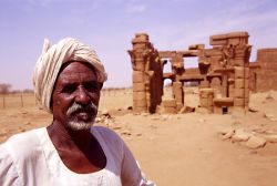 Un uomo presso il chiosco di Naga in Sudan -  ...