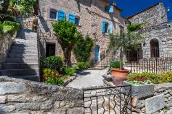 Un accogliente patio fra vecchie strade nel villaggio di Bonnieux, Provenza, Francia.


