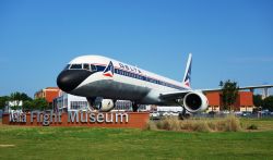 Un aereo al Delta Flight Museum di Atlanta, Georgia. Questo interessante spazio museale si trova all'Hartsfield-Jackson Atlanta International Airport della capitale della Georgia. Sono due ...