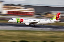 Un aereo della TAP in atterraggio all'Aeroporto Portela de Sacavem a Lisbona - © Skycolors / Shutterstock.com