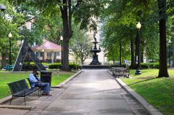 Un afro americano riposa sulla panchina di un parco pubblico a Memphis, Tennessee (USA) - © Mont592 / Shutterstock.com