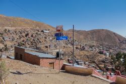 Un agglomerato di case sulle colline di Oruro, Altipiano boliviano - © Cristian Aravena Jara / Shutterstock.com