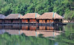 Un albergo galleggiante sul fiume Kwai, Kanchanaburi (Thailandia).

