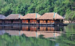 Un albergo galleggiante sul fiume Kwai, Kanchanaburi (Thailandia).

