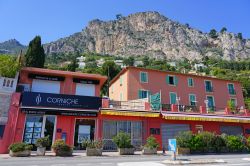 Un angolo della cittadina portuale di Eze-sur-Mer, Francia. Sorge affacciata sul Mediterraneo sotto il vecchio borgo fortificato di Eze - © EQRoy / Shutterstock.com